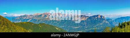 Chaîne de montagnes des Dolomites, Dolomiti di Brenta vu de Monte Bondo, Trentin, Italie Banque D'Images