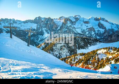 Piste de ski dans la chaîne de montagnes des Dolomites Val di Fassa, zone de ski de Buffaure près de Vigo di Fassa, Trentin, Italie Banque D'Images