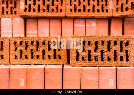 Tas de briques texture papier peint. Pile de briques rouges empilés pour la construction Banque D'Images