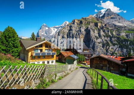 Station de montagne fantastique avec des maisons en bois alpin traditionnel et de hautes montagnes enneigées en arrière-plan, Murren, Oberland Bernois, Suisse, Europe Banque D'Images