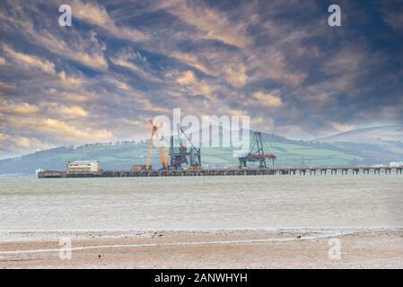 À la recherche sur la vieille jetée à Fairlie avec Largs au loin et en particulier la colline du Pain de Sucre qui surplombe la ville.. Banque D'Images