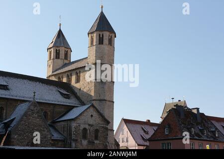 Blick auf eine historische Kirche im Zentrum von Bad Gandersheim in Norddeutschland Banque D'Images