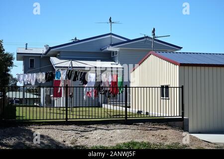 Maisons d'après-guerre dans la banlieue de Brisbane de Carina, Camp Hill, Sept collines et Cannon Hill, leur topographie et leurs équivalents modernes « nouveaux queenslander » Banque D'Images