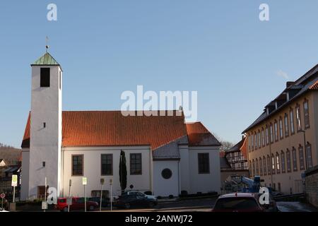 Blick auf eine historische Kirche im Zentrum von Bad Gandersheim in Norddeutschland Banque D'Images