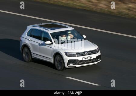 2019 Volkswagen VW Tiguan R-Line Tdi S-A White Diesel en voiture sur l'autoroute M 6 près de Preston dans Lancashire, Royaume-Uni Banque D'Images