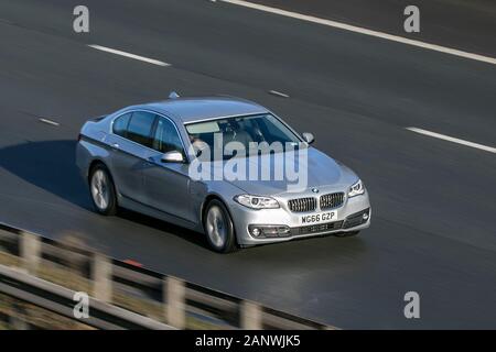 BMW 520 D Luxury Silver car Diesel en voiture sur l'autoroute   près de Preston dans Lancashire, Royaume-Uni Banque D'Images