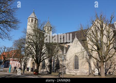 Blick auf eine historische Kirche im Zentrum von Bad Gandersheim in Norddeutschland Banque D'Images