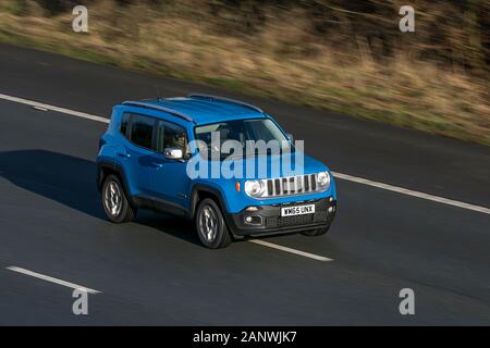 Jeep Renegade Limited M-Jet 4 X 4 Blue Diesel en voiture sur l'autoroute   près de Preston dans Lancashire, au Royaume-Uni Banque D'Images