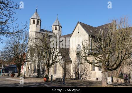 Blick auf eine historische Kirche im Zentrum von Bad Gandersheim in Norddeutschland Banque D'Images