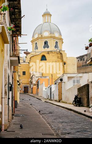 Procida (Naples, Italie) - Avis du Sanctuaire de S. Maria delle Grazie par la rue qui mène à la Corricella village Banque D'Images