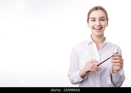 Souriante Jeune femme Greffier posant avec un crayon Banque D'Images