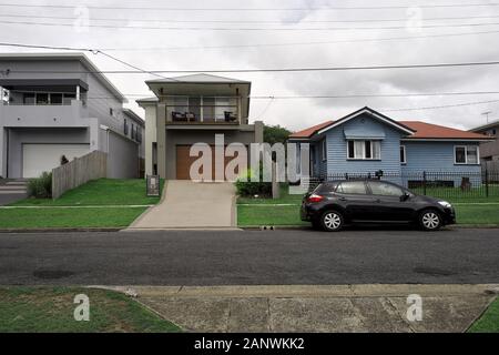 Maisons anciennes et neuves dans la banlieue de Brisbane de Carina, Camp Hill, Seven Hills et Cannon Hill, leur topographie et les nouveaux équivalents queenslander modernes Banque D'Images