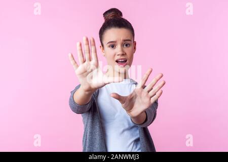 Portrait de peur brunette woman bun hairstyle dans les tenues de sensibilisation palms avec regard épouvanté, essayant de se défendre, de stress Banque D'Images