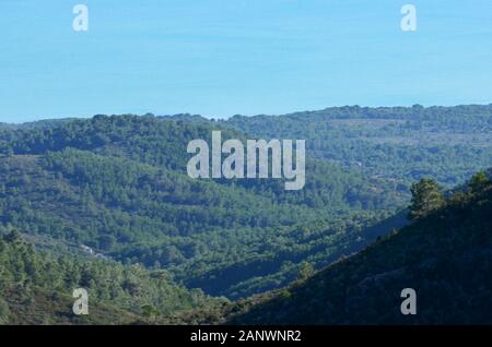 La côte méditerranéenne de la province de Castelló (Espagne orientale), vue des sommets de la chaîne de montagnes de l’Irta (parc naturel de la Serra d’Irta) Banque D'Images