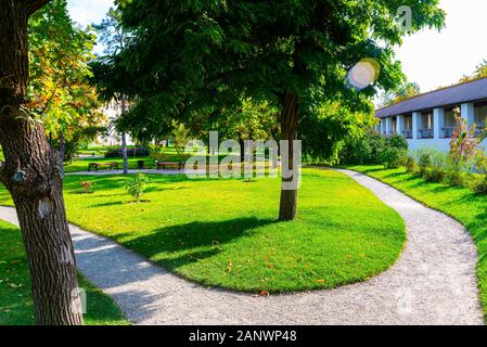 Parterres, voie d'herbe et de plantes ornementales dans un vase de jardin formel. Banque D'Images