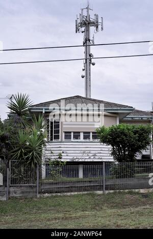 Maisons d'origine d'après-guerre dans la banlieue de Brisbane de Carina, Camp Hill, Sept collines et Cannon Hill, leur topographie et le nouveau queenslander moderne Banque D'Images