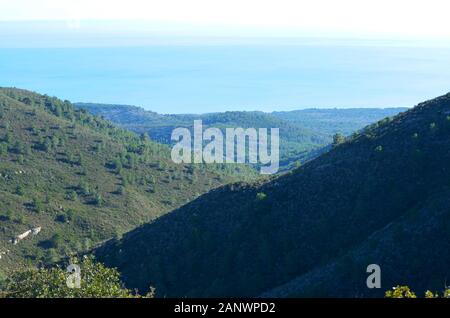 La côte méditerranéenne de la province de Castelló (Espagne orientale), vue des sommets de la chaîne de montagnes de l’Irta (parc naturel de la Serra d’Irta) Banque D'Images