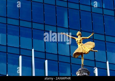 Statue de la ballerine russe Anna Pavlova sur le dessus du dôme de Victoria Palace Theatre et à la façade de verre Building, Victoria, London, UK Banque D'Images