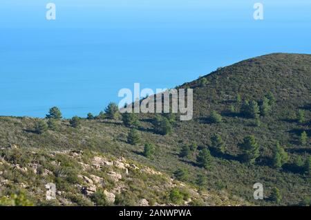 La côte méditerranéenne de la province de Castelló (Espagne orientale), vue des sommets de la chaîne de montagnes de l’Irta (parc naturel de la Serra d’Irta) Banque D'Images