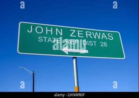 Simonton, Texas - Le 19 janvier 2020 : Road sign directions pour le bureau de John Zerwas Représentant de l'État du Texas 28 District Banque D'Images