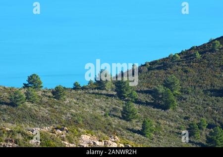 La côte méditerranéenne de la province de Castelló (Espagne orientale), vue des sommets de la chaîne de montagnes de l’Irta (parc naturel de la Serra d’Irta) Banque D'Images