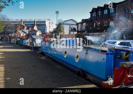 Vivre à Barge en hiver sur le canal de Nottingham, Royaume-Uni. Banque D'Images