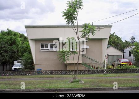 Une maison de banlieue moderne du milieu du siècle avec un design angulaire un toit de Skillion, visage chauve à la rue, barrière de bloc de brise basse à Carina, Brisbane Banque D'Images