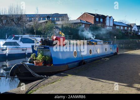 Vivre à Barge en hiver sur le canal de Nottingham, Royaume-Uni. Banque D'Images