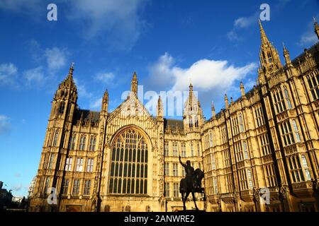 Fenêtre sud et statue du roi Richard I / Richard Coeur de lion dans la cour du palais, ancien palais de Westminster / Maisons du Parlement, Londres, Angleterre Banque D'Images