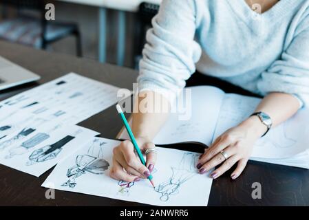 Femme au travail sur la conception de croquis de mode Banque D'Images