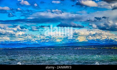 La vue sur le lac, Constace Bodensee. Dans l'arrière-plan est grande montagnes enneigées des Alpes. Le lac se trouve en Allemagne, Autriche et Suisse. Banque D'Images