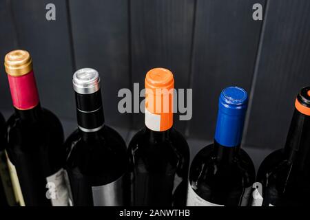 Bouteilles de vin rouge étiquetés et non ouvert de fabricants différents avec des étiquettes de couleur différente Banque D'Images