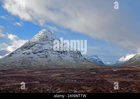 Paysage d'hiver de Glencoe valley avec Buachaille Etive Beag en vue de montagne Banque D'Images