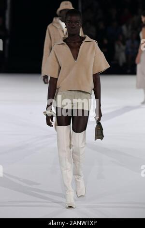 Paris, France. 18 janvier, 2020. JACQUEMUS FW20 piste pendant la Fashion Week de Paris Carnet d'hommes Janvier 2020 - Paris, France 18/01/2020 | Crédit dans le monde entier d'utilisation : dpa/Alamy Live News Banque D'Images