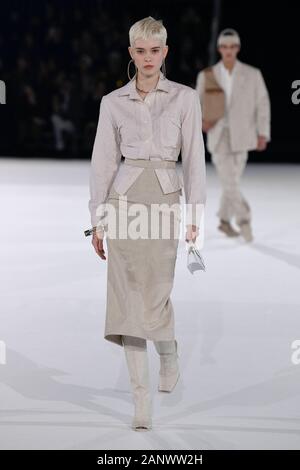 Paris, France. 18 janvier, 2020. JACQUEMUS FW20 piste pendant la Fashion Week de Paris Carnet d'hommes Janvier 2020 - Paris, France 18/01/2020 | Crédit dans le monde entier d'utilisation : dpa/Alamy Live News Banque D'Images