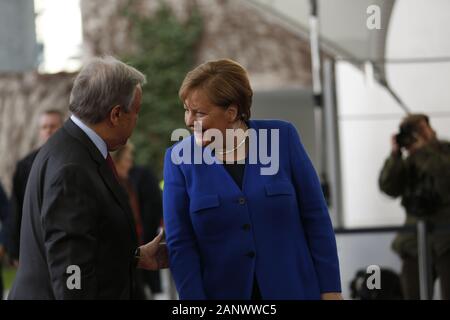 Berlin, Allemagne. 19 Jan, 2020. La chancelière Angela Merkel et le Secrétaire général António Guterres dans la cour de la chancellerie fédérale à la Libye conférence à Berlin. (Photo par Simone Kuhlmey/Pacific Press) Credit : Pacific Press Agency/Alamy Live News Banque D'Images