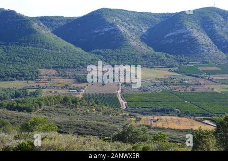 Vue panoramique sur la chaîne de montagnes de l’Irta (parc naturel de la Serra d’Irta) dans la région de Valence (est de l’Espagne) Banque D'Images