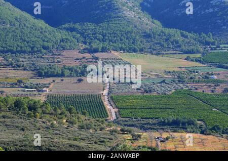 Vue panoramique sur la chaîne de montagnes de l’Irta (parc naturel de la Serra d’Irta) dans la région de Valence (est de l’Espagne) Banque D'Images