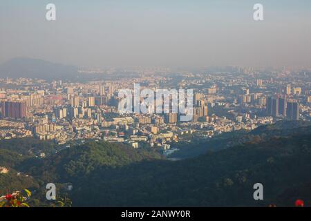 Vue de la ville de Guangzhou avec Zhujiang New Town de White Cloud Mountain, montagne de Baiyun, Guandong, Chine, journée ensoleillée Banque D'Images