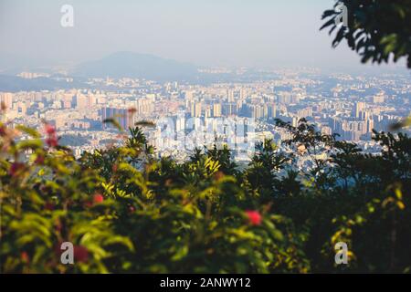 Vue de la ville de Guangzhou avec Zhujiang New Town de White Cloud Mountain, montagne de Baiyun, Guandong, Chine, journée ensoleillée Banque D'Images