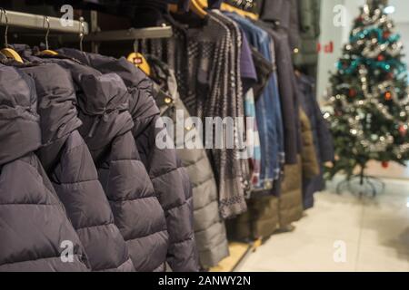 Vente d'hiver. Une avec cintres manteaux d'hiver dans un magasin de vêtements. Banque D'Images
