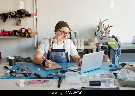 Le traitement des demandes sur la maroquinerie Banque D'Images