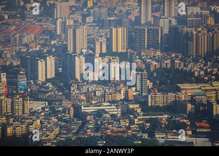 Vue de la ville de Guangzhou avec Zhujiang New Town de White Cloud Mountain, montagne de Baiyun, Guandong, Chine, journée ensoleillée Banque D'Images