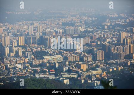 Vue de la ville de Guangzhou avec Zhujiang New Town de White Cloud Mountain, montagne de Baiyun, Guandong, Chine, journée ensoleillée Banque D'Images