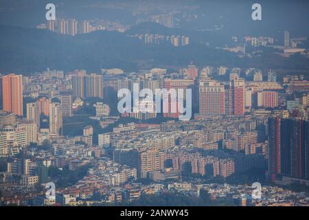 Vue de la ville de Guangzhou avec Zhujiang New Town de White Cloud Mountain, montagne de Baiyun, Guandong, Chine, journée ensoleillée Banque D'Images