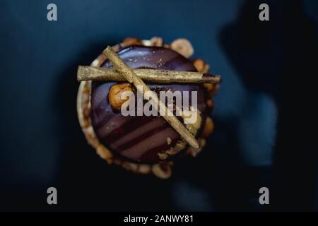 Gâteau au chocolat de luxe-gâteau décoré avec un décor d'or de popcorn caramélisé sur un fond sombre. Mise à plat. Close-up. Copier l'espace. Banque D'Images