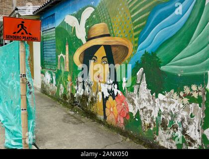 Mais la détérioration de la peinture murale colorée peinte sur l'extérieur du bâtiment dans le Quindio, Pijao Colombie, Ministère Banque D'Images