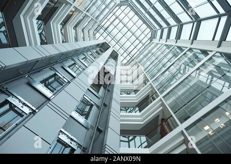 Une partie de l'intérieur de l'immeuble de bureaux contemporain grand déménagement avec ascenseur Banque D'Images
