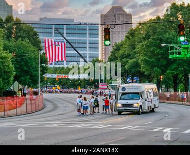 ATLANTA, GÉORGIE - Juillet 4, 2015 : Les participants à la Peachtree Road Race - La plus grande course de 10k dans le monde, organisée chaque année depuis 1972 le 4 juillet Banque D'Images