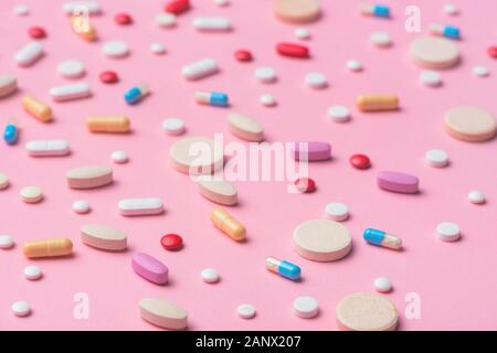 Variété de pilules et de comprimés de médicaments pour la santé des femmes et de femtech concept background, selective focus Banque D'Images